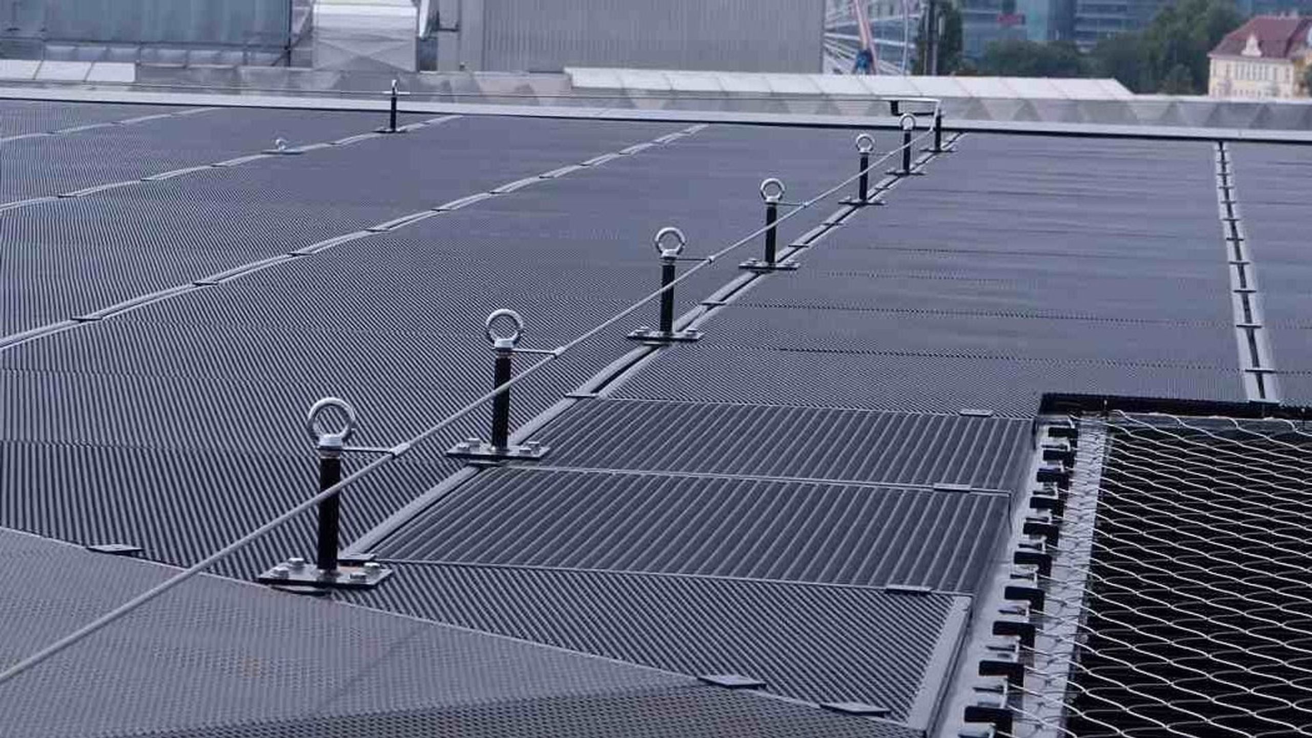 Prüfung von Sekuranten und Schutzausrüstungen rund um das Dach