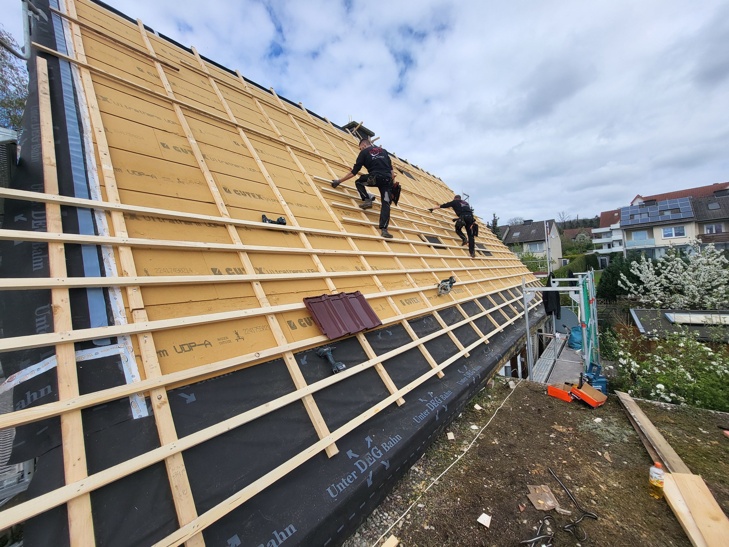 Energetische Dachsanierung mit GUTEX Holzfaserdämmung, Jacobi J11v Dachziegeln und Photovoltaikanlage