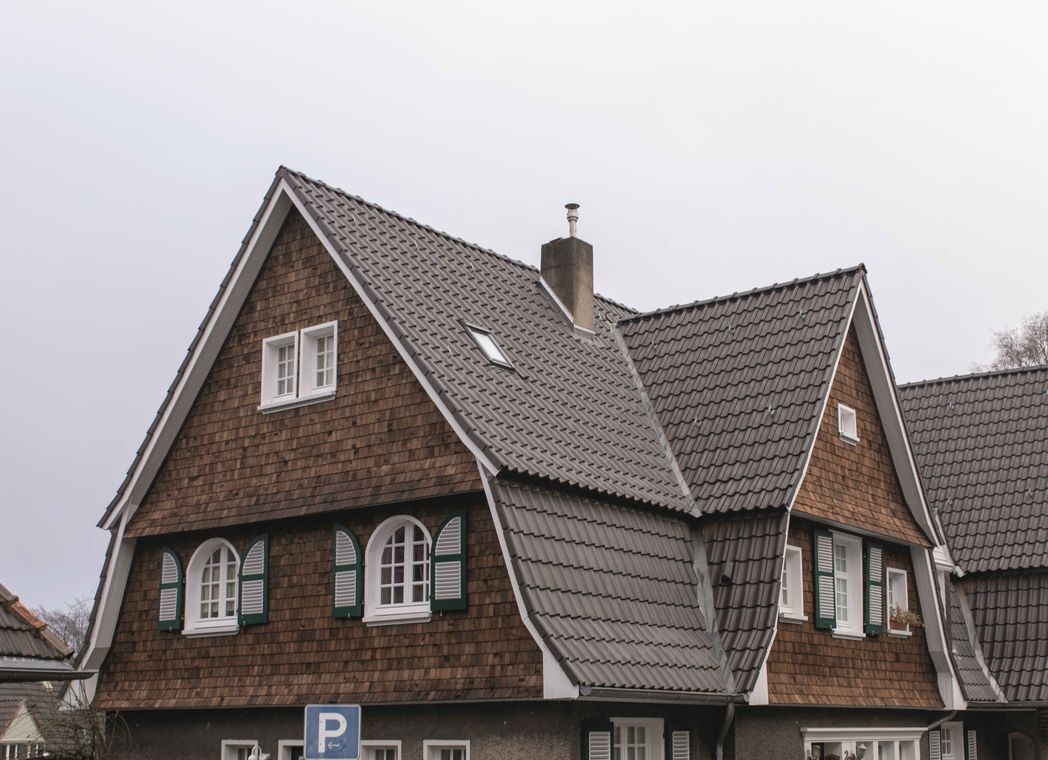 MKS Dachsanierung mit Schindelfassade