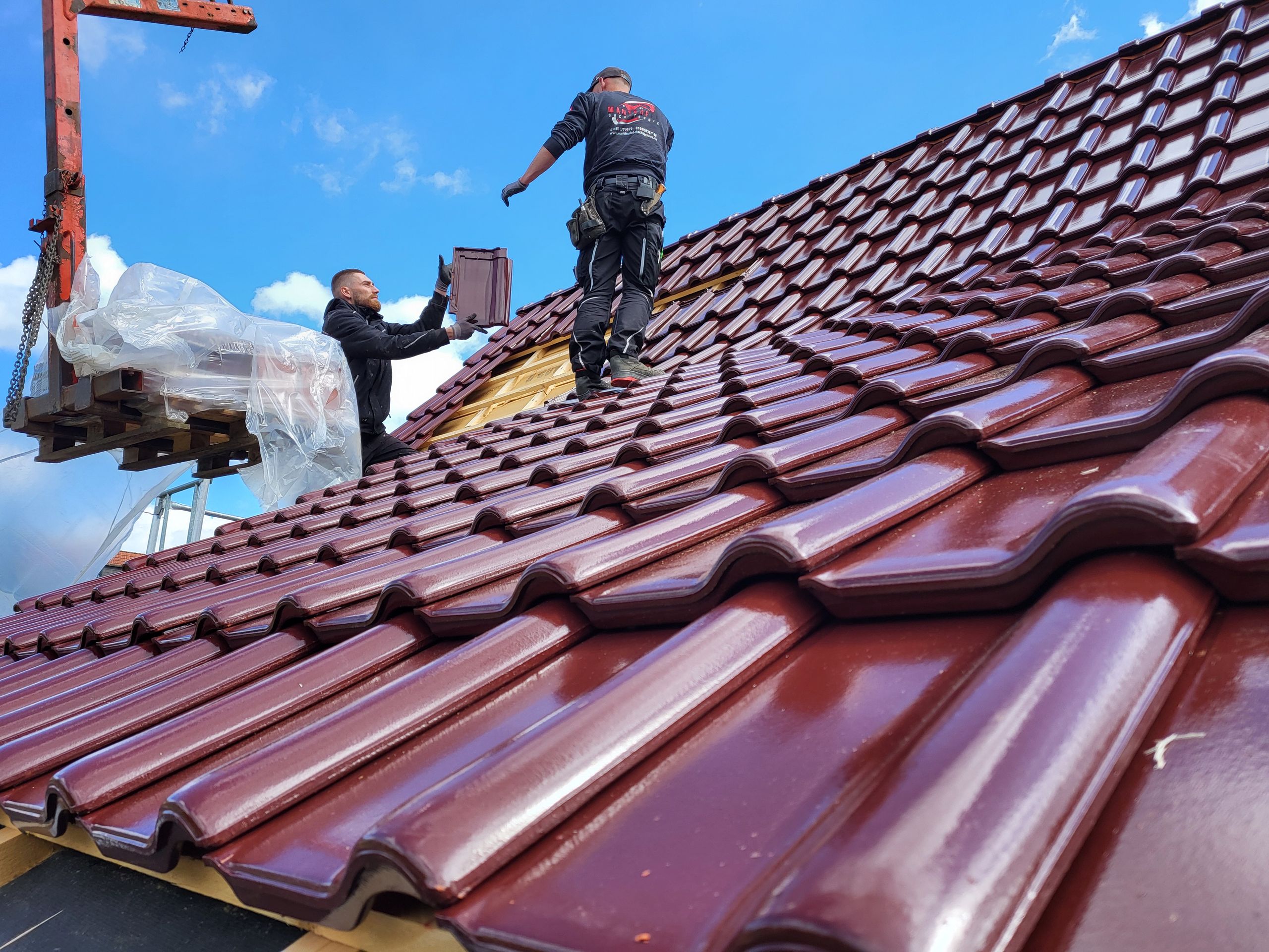 Energetische Dachsanierung mit GUTEX Holzfaserdämmung, Jacobi J11v Dachziegeln und Photovoltaikanlage