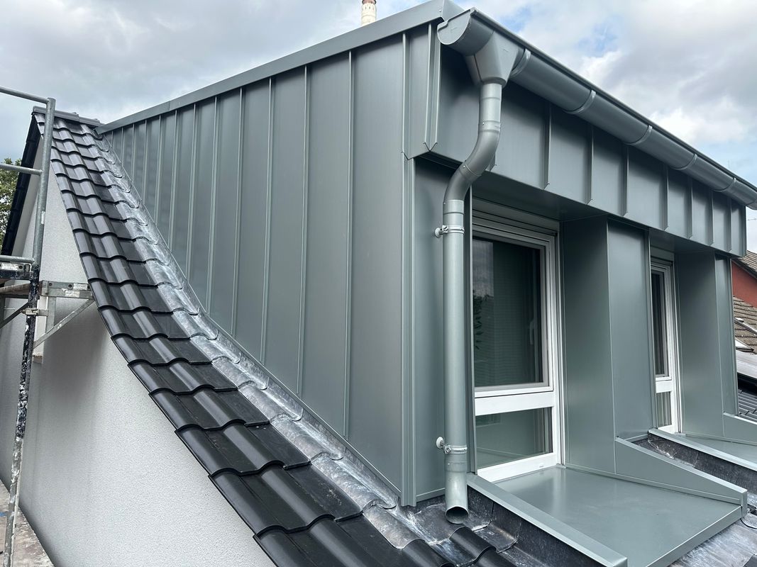 Metallarbeiten auf dem Dach