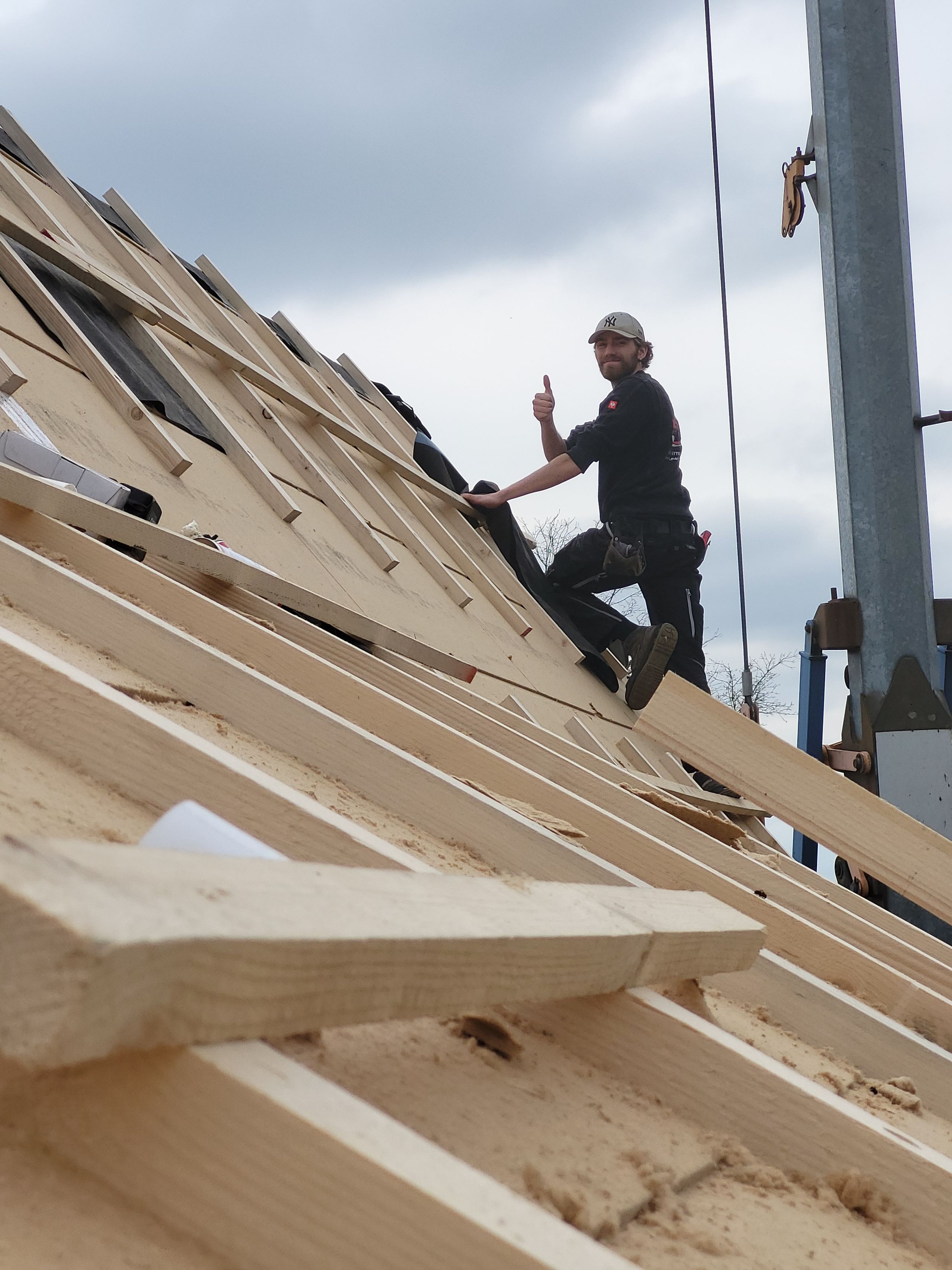 Energetische Dachsanierung mit GUTEX Holzfaserdämmung, Jacobi J11v Dachziegeln und Photovoltaikanlage