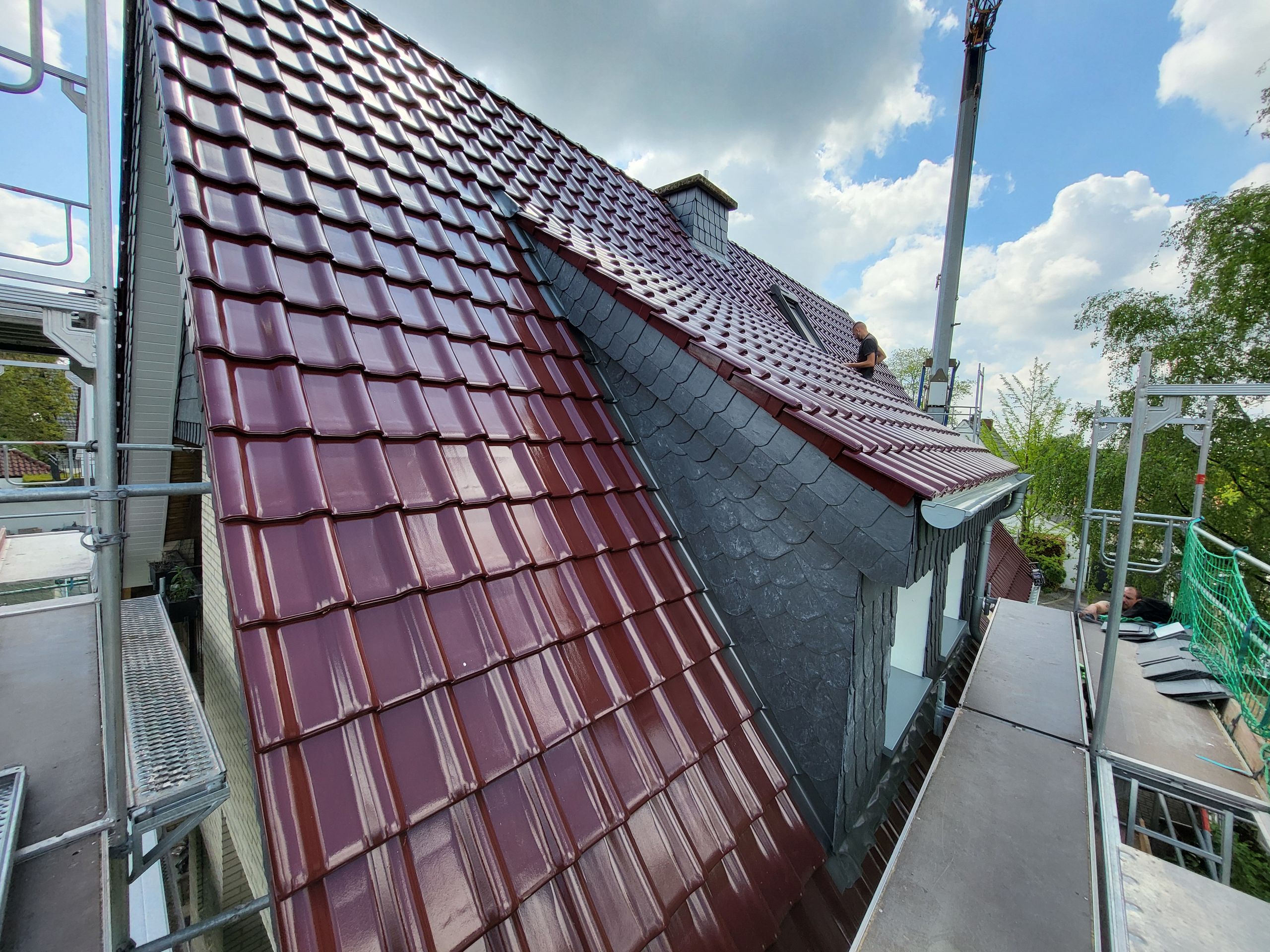 Energetische Dachsanierung mit GUTEX Holzfaserdämmung, Jacobi J11v Dachziegeln und Photovoltaikanlage