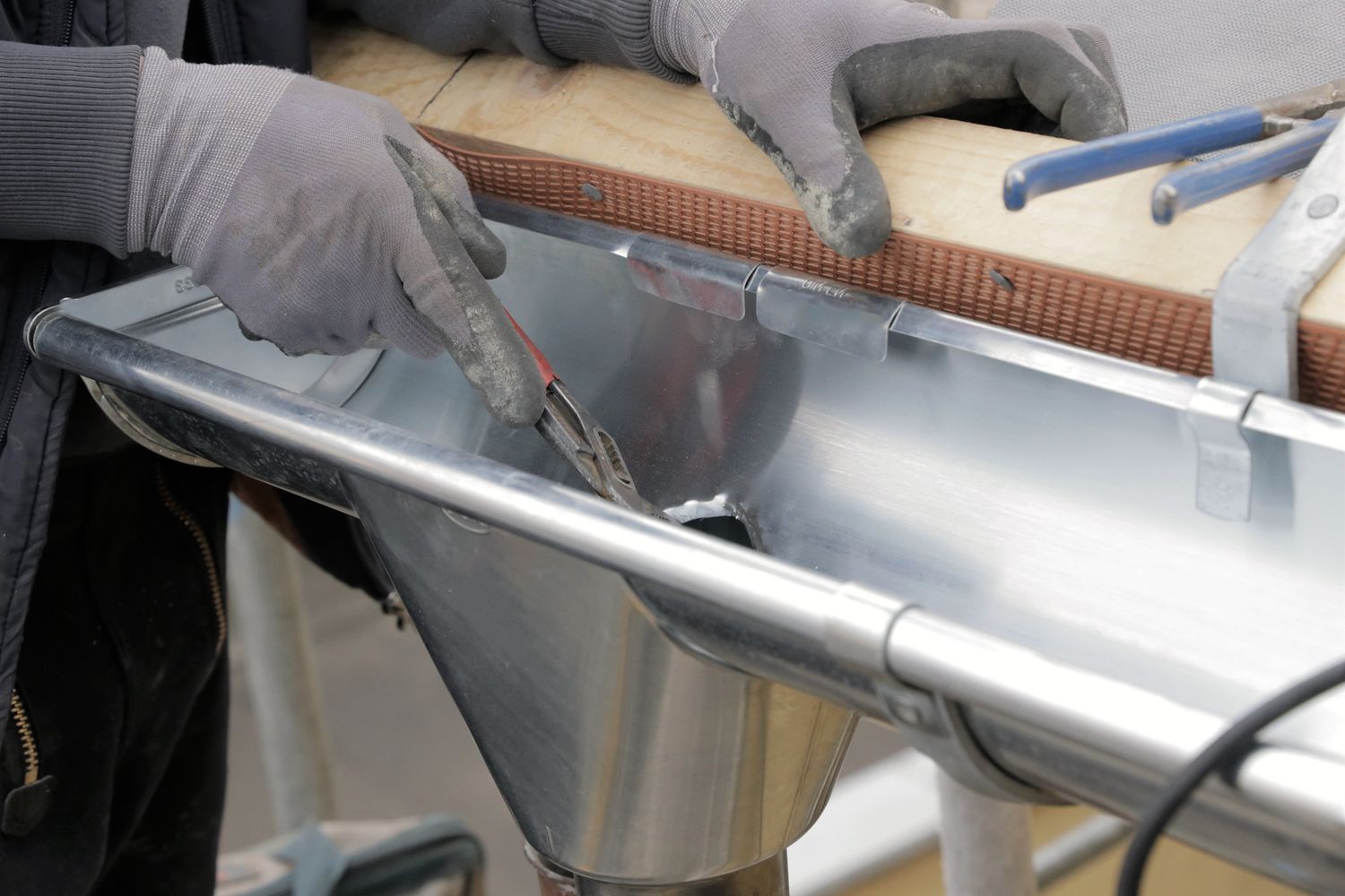 Metallarbeiten auf dem Dach