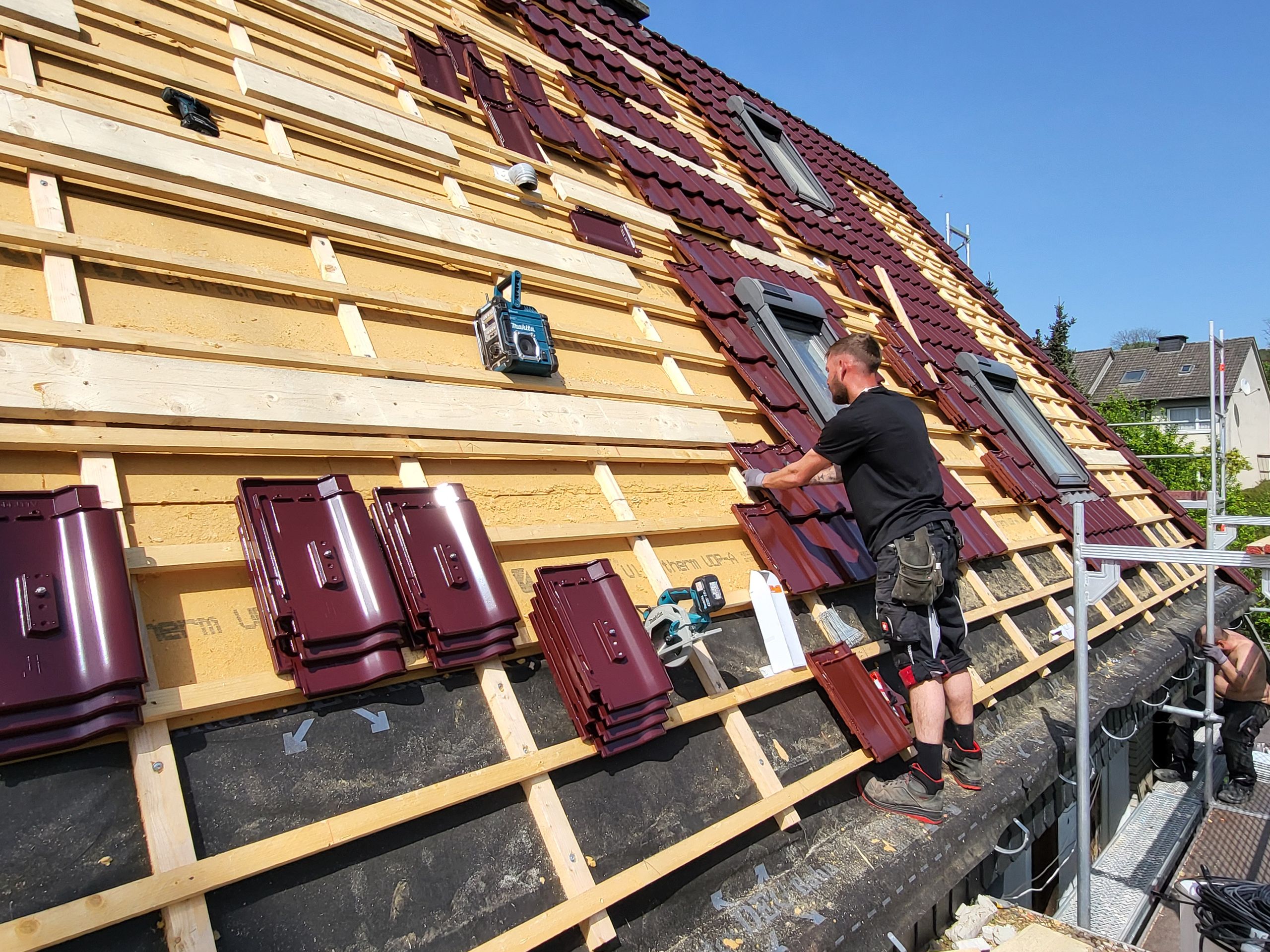 Energetische Dachsanierung mit GUTEX Holzfaserdämmung, Jacobi J11v Dachziegeln und Photovoltaikanlage