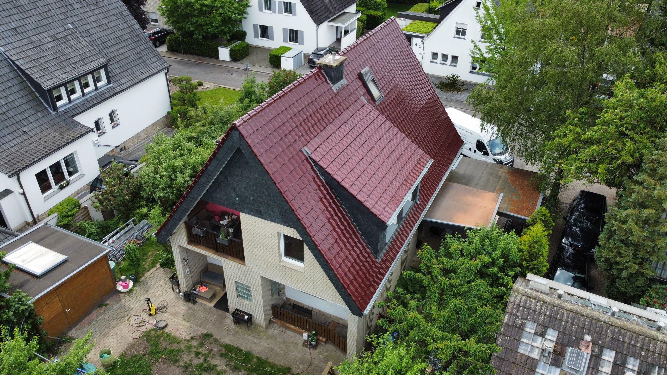 Energetische Dachsanierung mit GUTEX Holzfaserdämmung, Jacobi J11v Dachziegeln und Photovoltaikanlage