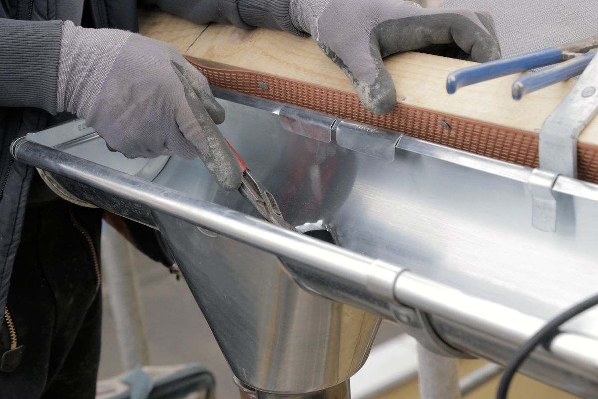 Metallarbeiten auf dem Dach