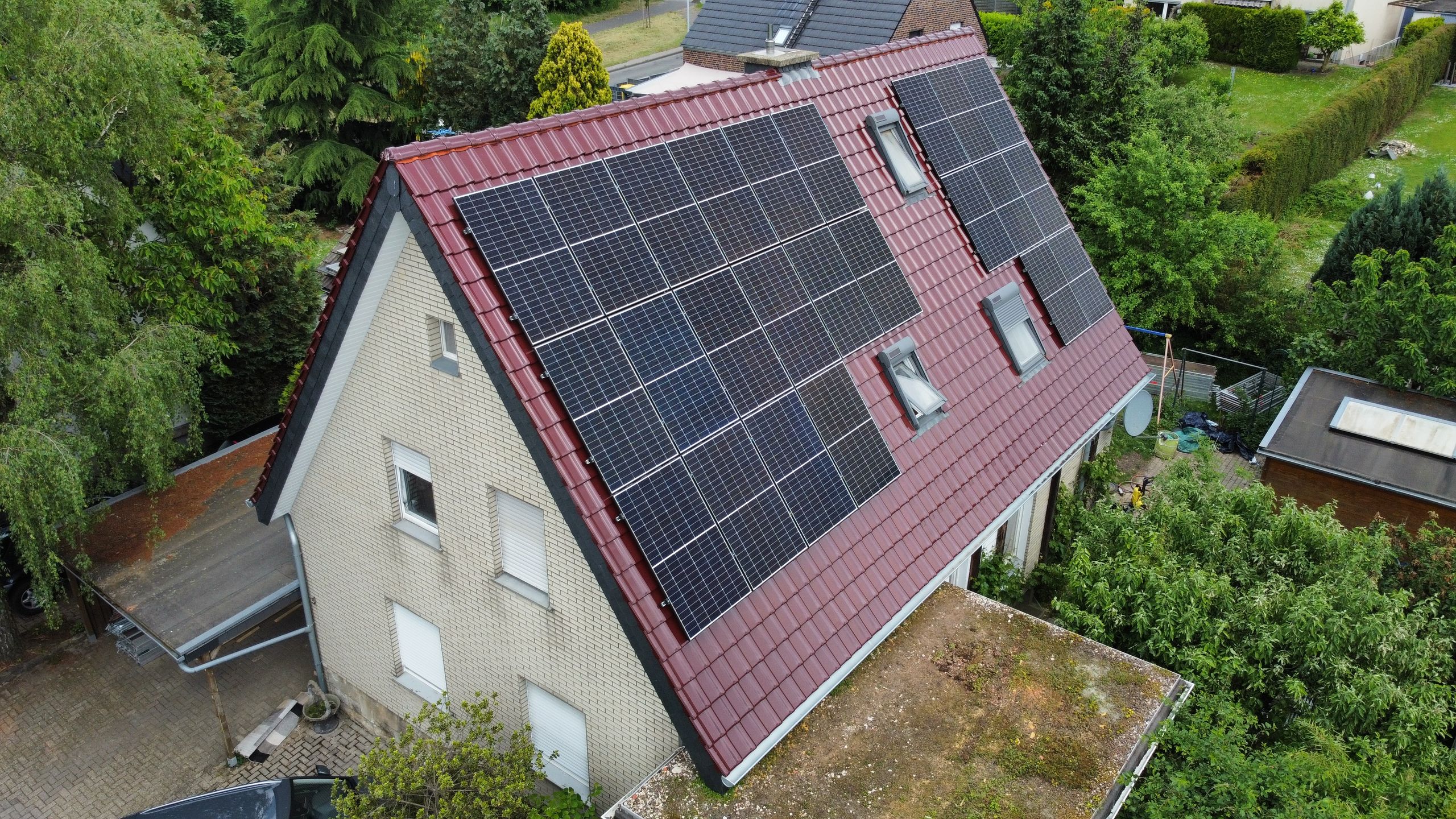 Energetische Dachsanierung mit GUTEX Holzfaserdämmung, Jacobi J11v Dachziegeln und Photovoltaikanlage